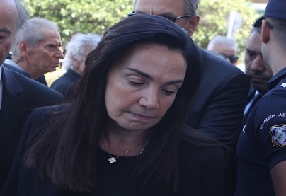Κηδεία Λένας Σαμαρά: Συντετριμμένη η μητέρα της στο τελευταίο «αντίο» στην κόρη της