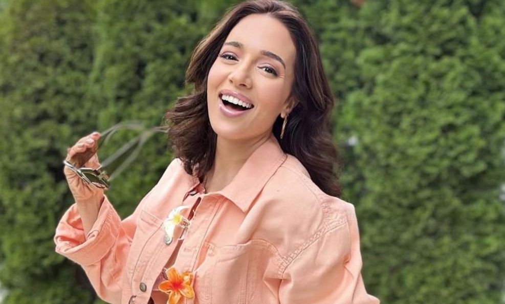 Έκτακτo για την τραγουδίστρια, Καλομοίρα