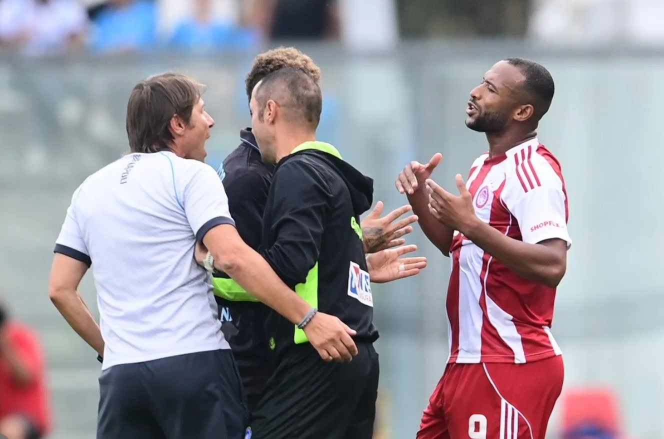 Χαμός στο Νάπολι-Ολυμπιακός: Ο Κόντε μπήκε στο γήπεδο και την 