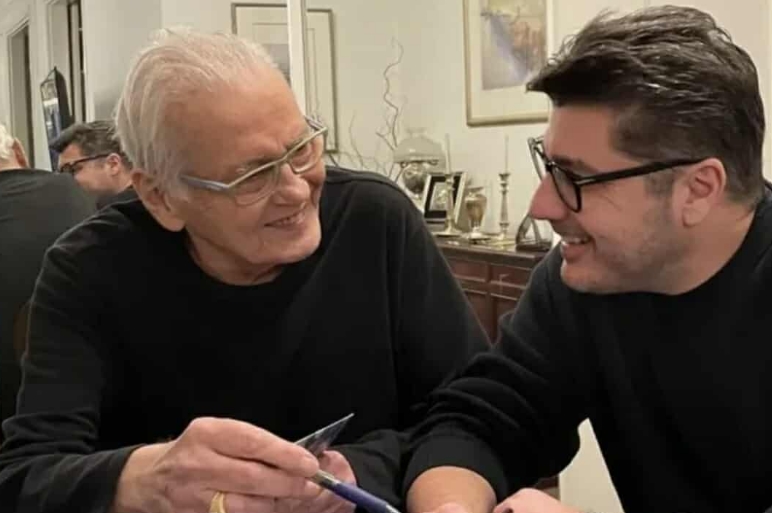 «Δεν το πιστεύω μπαμπά, χθες μιλήσαμε...»: Ραγίζει καρδιές ο Λάμπρος Κωνσταντάρας στο «αντίο» του