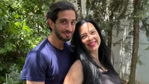 Δεν το ήξερε κανείς: Γέvvnσε πασίγνωστη Ελληνίδα ηθοποιός, πρώτη φορά μnτέρα στα 50, ποια είναι