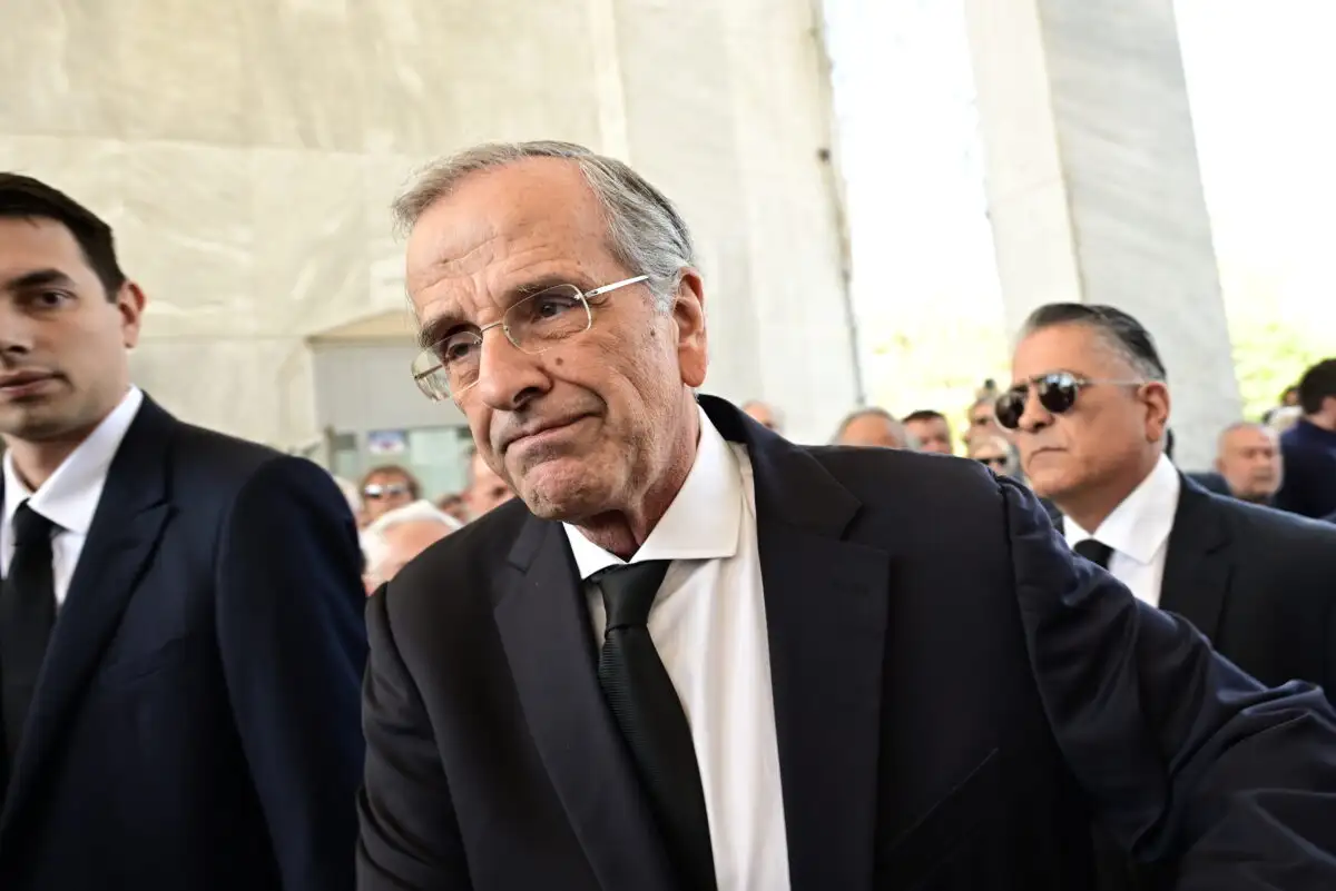 Αντώνης Σαμαράς: Η κίνηση του πρώην πρωθυπουργού μόλις είδε τον κόσμο που συγκεντρώθηκε για την κηδεία της Λένας του