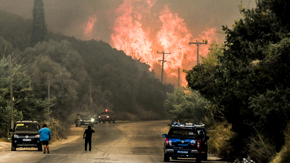 Χωρίς ρεύμα η Χίος - Η φωτιά έκαψε πάνω από 150 στύλους της ΔΕΗ