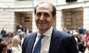 Νέες πληροφορίες από το νοσοκομείο για τον Απόστολο Βεσυρόπουλο της ΝΔ μετά την ανακοπή καρδιάς