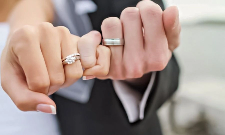 Γνωστό ζευγάρι της ελληνικής showbiz παντρεύεται σε λίγες μέρες & η νύφη μόλις έκανε πρόβα νυφικού