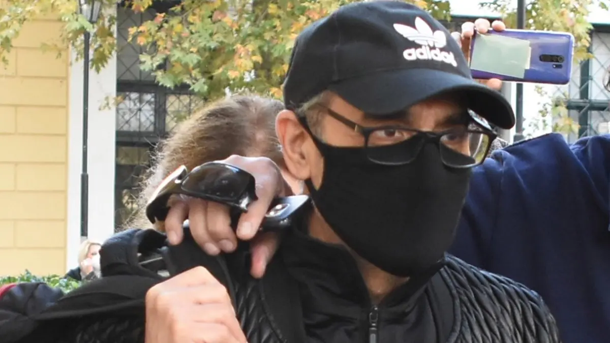 Δεν το πίστευαν οι περαστικοί: Σπάνια δημόσια εμφάνιση Νότη Σφακιανάκη στη Βάρκιζα