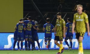 Συνθήματα κατά Καρυπίδη στο Βικελίδης