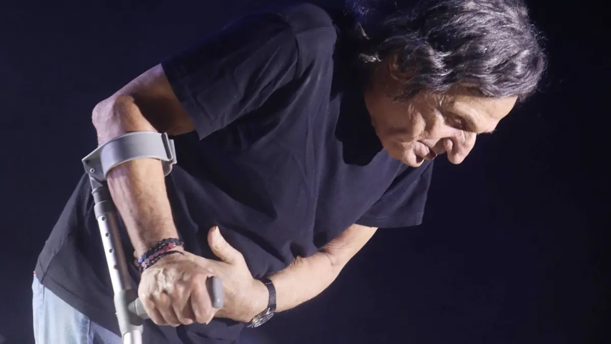 Βασίλης Παπακωνσταντίνου: Με πατερίτσες στη συναυλία του στο Ναύπλιο μετά το ατύχημα