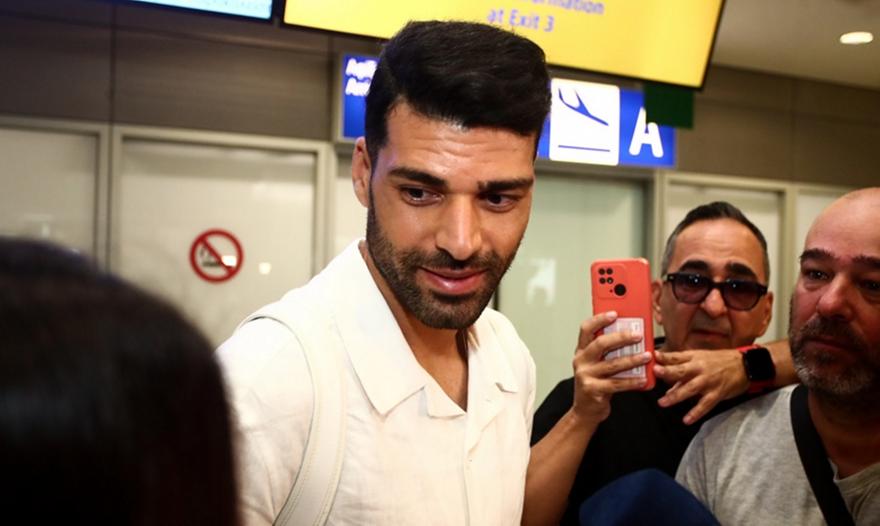 Όλοι σχολιάζουν το ίδιο από το αεροδρόμιο: Η άφιξη Ταρεμί για τον Ολυμπιακό στην Αθήνα! (vid)