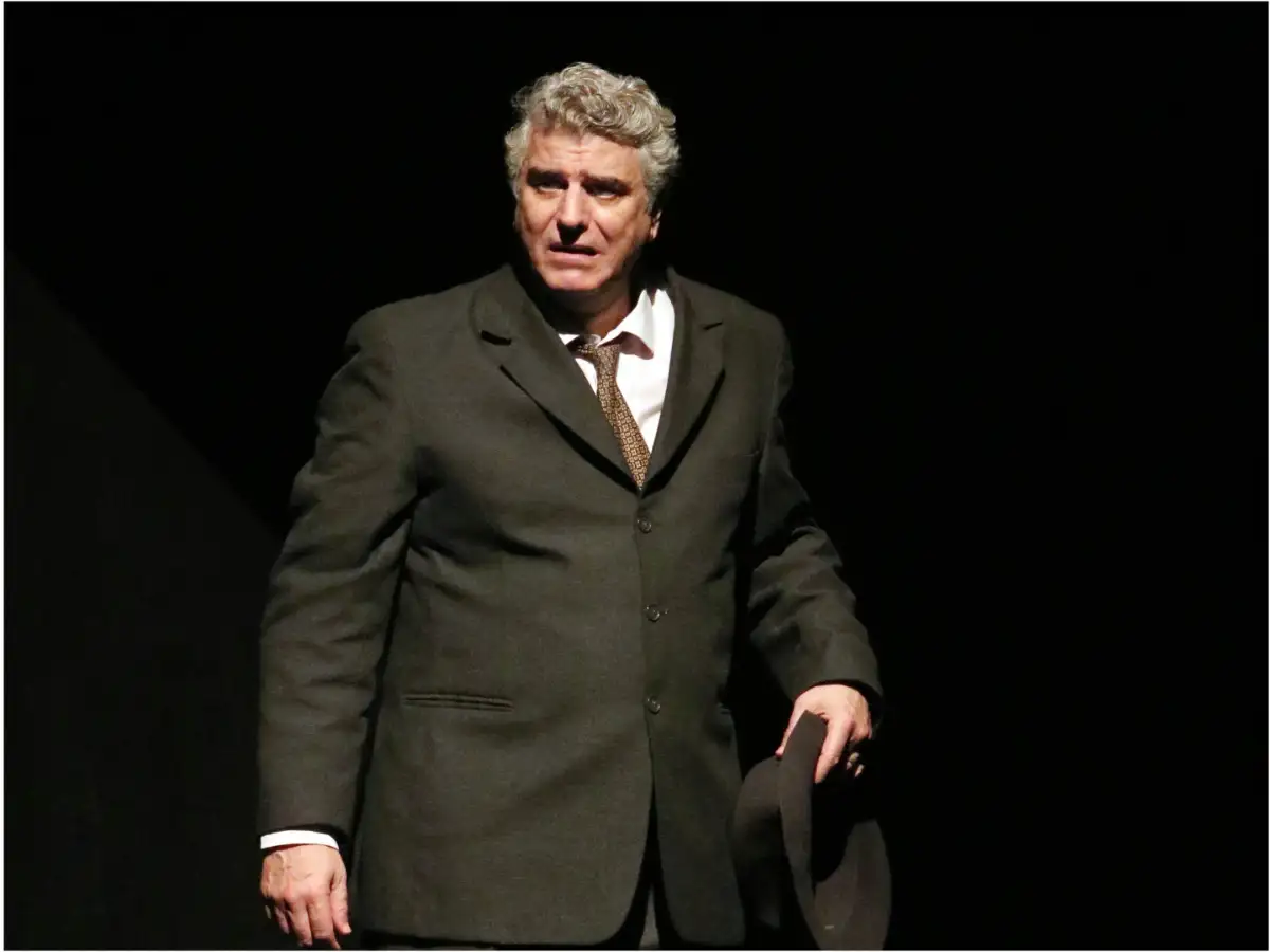 Βλαδίμηρος Κυριακίδης έξαλλος κατά τη διάρκεια θεατρικής παράστασης στα Χανιά – «Ντροπή τους, δε χρειάζεται να ξανάρθουμε»