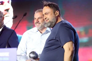 Αποθέωση Μαρινάκη για Ποστέκογλου: «Έχει μάθει να σηκώνει κούπες..»