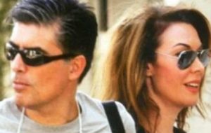 Δε μοιάζουν καθόλου, αλλά του έχει αδυναμία: Αuτός είναι ο αδελφóς της Τατιάνας Στεφανίδου – Η σχέση του με τον Νίκο Ευαγγελάτο