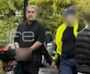 ΣΥΜΒΑΙΝΕΙ ΤΩΡΑ – Βασίλης Μπισμπίκης: Με χειροπέδες στα δικαστήρια Ευελπίδων – Οι πρώτες φωτογραφιές