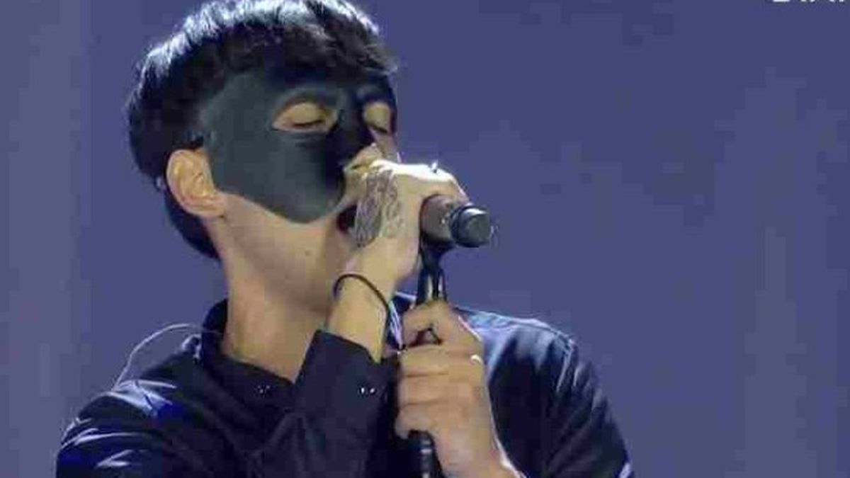 Στέλιος Καζαντζίδης: Ποιος ήταν ο τραγουδιστής με τη μάσκα που ερμήνευσε το «Όταν βλέπετε να κλαίω»; Υποκλίθηκε όλο το Καλλιμάρμαρο