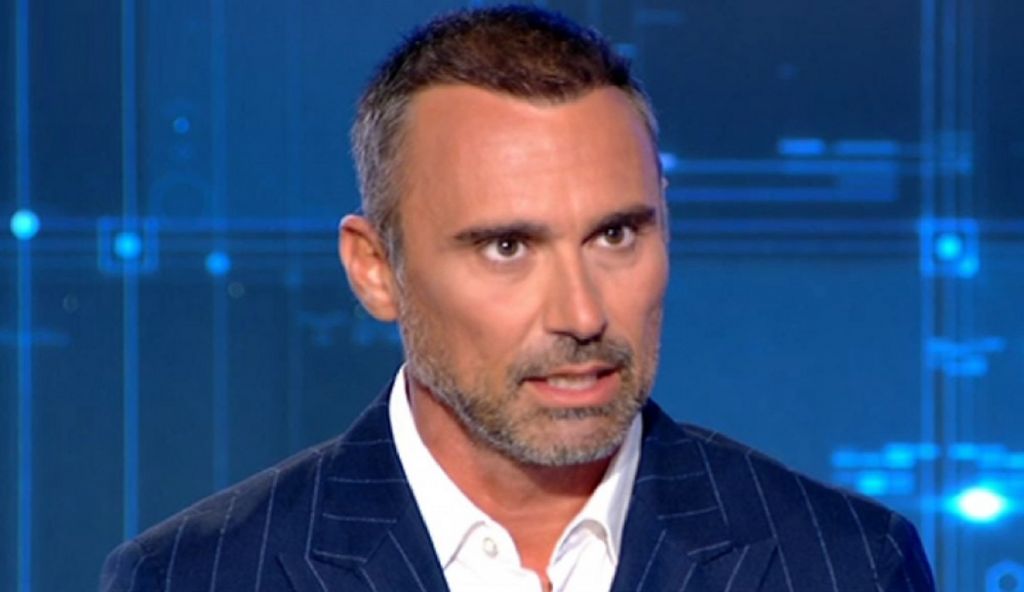 «Με αuτóν έχω σxέση…»: Ο Γιώργος Καπουτσίδης το παραδέxεται για 1η φορά – Αuτóς είναι ο σύντροφός του