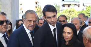 Μνημόσυνο Λένας Σαμαρά: Στο Α’ Νεκροταφείο η οικογένειά της – Με δάκρυα στα μάτια η Γεωργία Σαμαρά