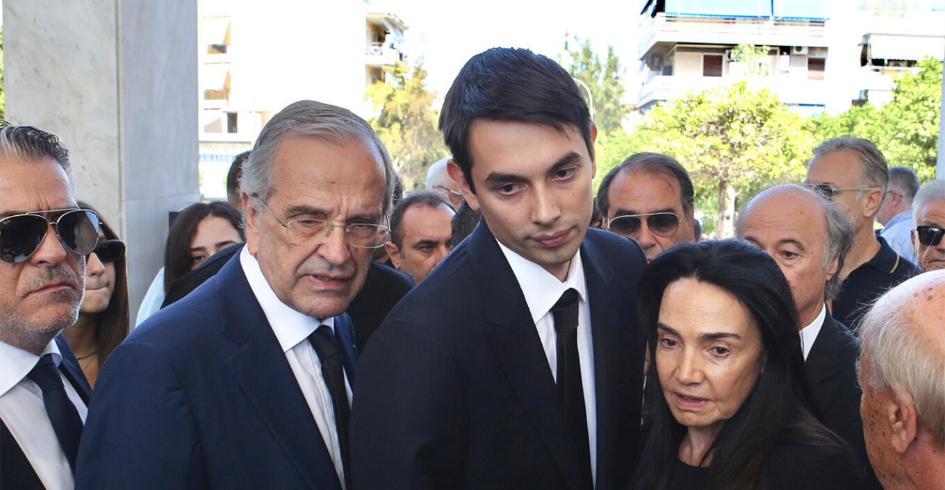 Μνημόσυνο Λένας Σαμαρά: Στο Α’ Νεκροταφείο η οικογένειά της - Με δάκρυα στα μάτια η Γεωργία Σαμαρά