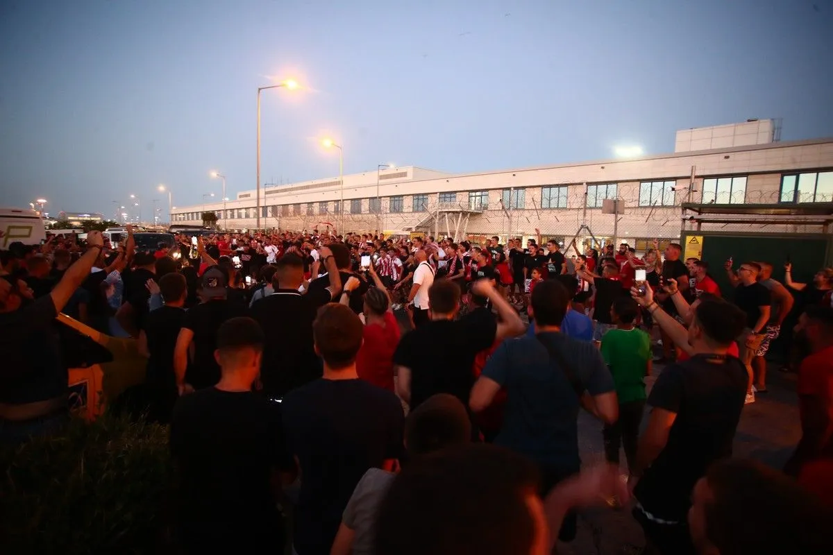 Προσγειώθηκε η πτήση με Ποντένσε, κατακόκκινο το «Ελ. Βενιζέλος» - LIVE ΕΙΚΟΝΑ ΤΩΡΑ