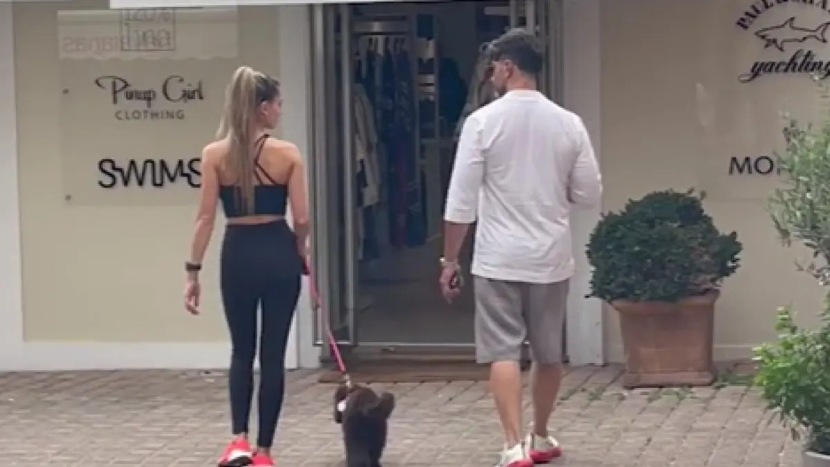 Σούσουpο με Σπύρο Μαρτίκα: Με ξανθιά καλλονή στις Σπέτσες μετά την Βρισηίδα Ανδριώτου