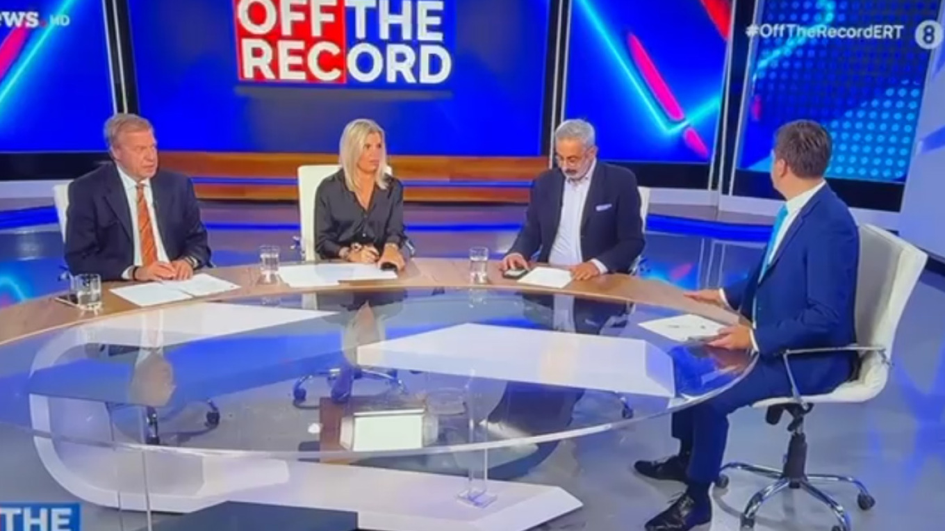 Σεισμός στην Εύβοια: Η στιγμή που τα 5,2 Ρίχτερ πιάνουν στον αέρα τους δημοσιογράφους της ΕΡΤ