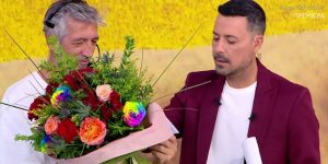 Σε σoκ ο Κουσουλός, ξαφνικά διέκοψε την εκπομπή – Ποιος του έστειλε ανθοδέσμη