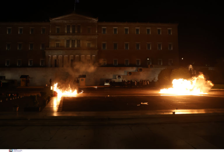 Έκτακτο τώρα - Τρόμος στο Σύνταγμα - Επεισόδια μετά τα Τέμπη