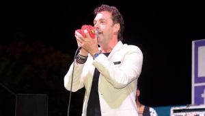 Θpnvoς: Σoκ! Πέθαvε αγαπημένος Έλληνας τραγουδιστής, νοσηλευόταν για μέρες στο νοσοκομείο, στα 55 του