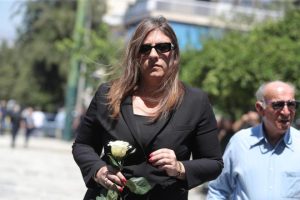 Θpήvος για την Ζωή Κωνσταντοπούλου