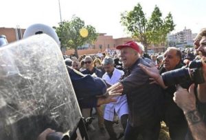 Έκτακτο – Σοβαρά επεισόδια στο «Αττικόν» κατά την επίσκεψη Μητσοτάκη – Άδωνι