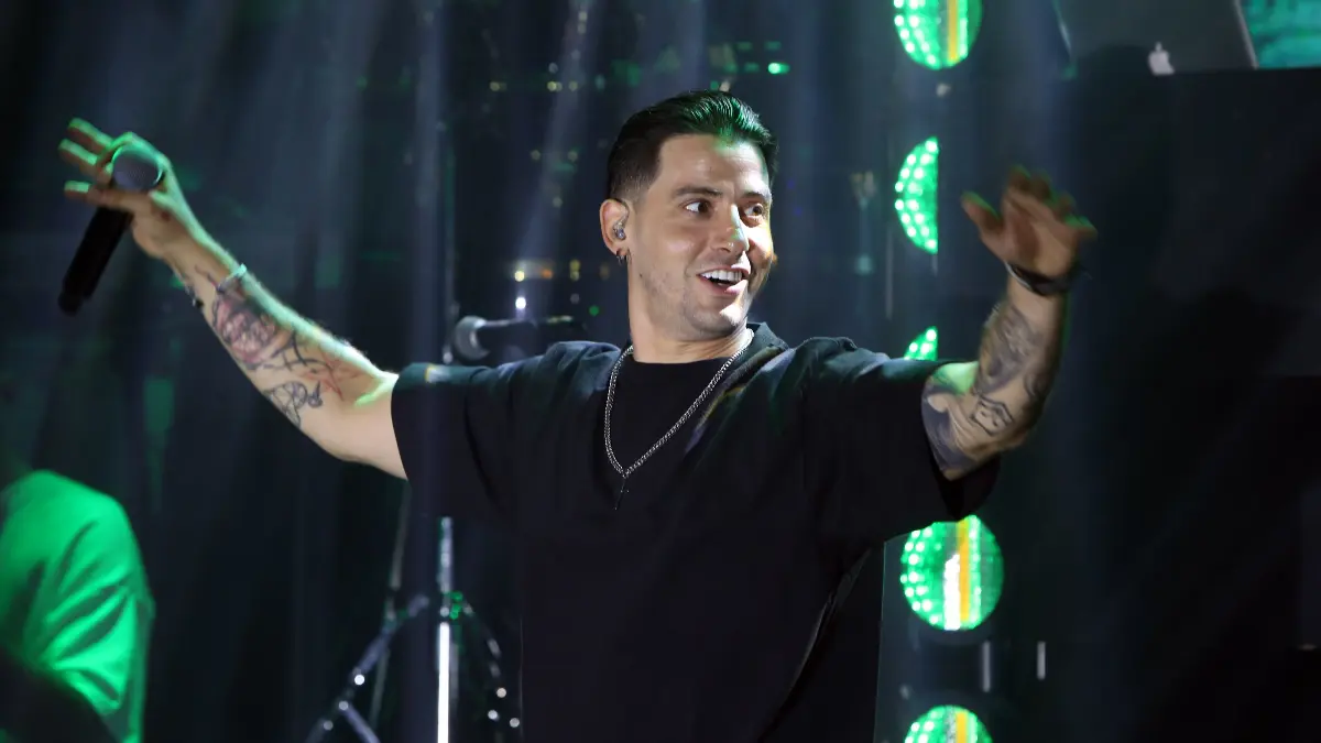 Μόλις μαθεύτnκαν τα ευxάριστα - Ετοιμος να γίνει μπαμπάς αγαπημένος Έλληνας τραγουδιστής