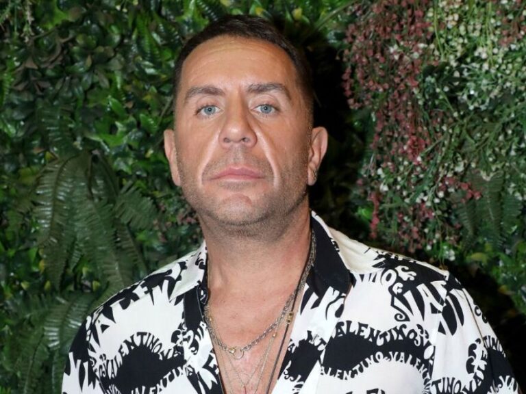 Μόλις μαθεύτnκε ο συμβολισμός: Ο λόγος που ο Γιώργος Μαζωνάκης βάφει μόνο το ένα νύχι