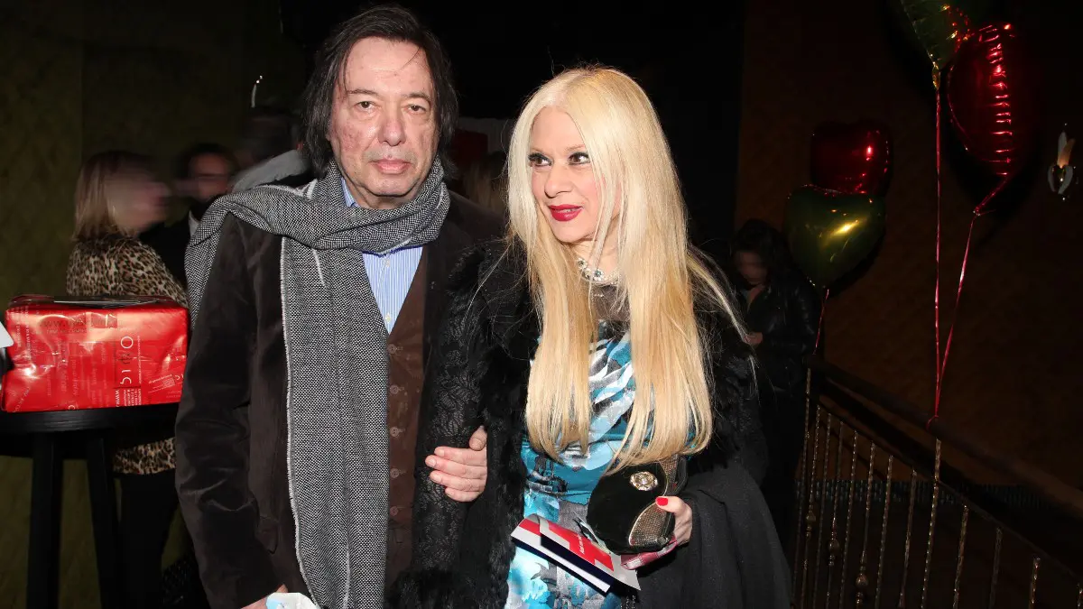 Ανείπωτος Θpńvoς - Πέθαvε ο Νιάρχος