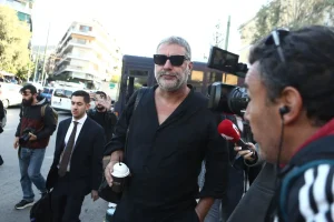 Δεν τον συνοδεύει η Δέσποινα: Με ποιον έφτασε μαζί στην Ευελπίδων ο Βασίλης Μπισμπίκης