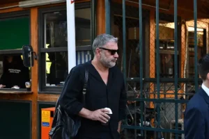 Δεν ήταν η Δέσποινα Βανδή μαζί του: Ποια γυναίκα συνοδεύει τον Bασίλη Μπισμπίκη στο δικαστηριο