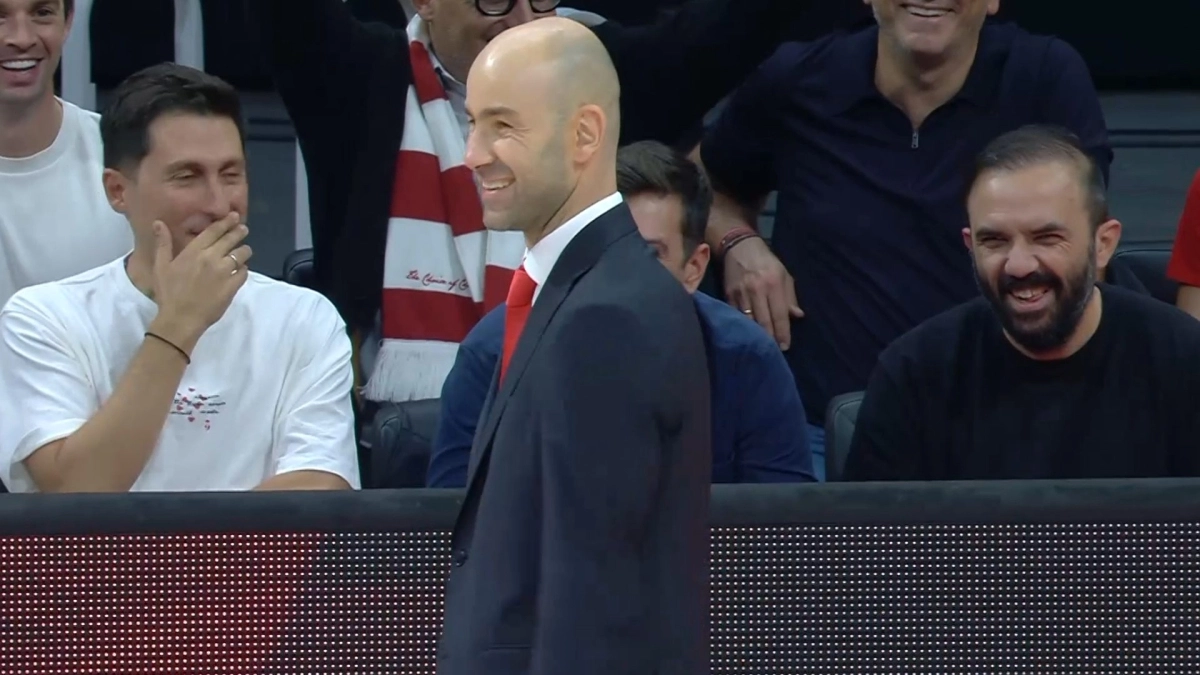 Απίθανο σκηνικό δίπλα στον πάγκο της Μονακό με Σπανούλη και οπαδούς του Ολυμπιακού - Τι συνέβn