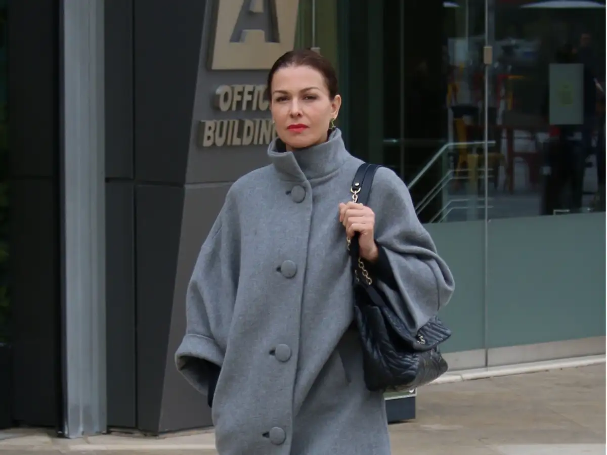 Στο αστυνομικό τμήμα με περιπολικό η Τζίνα Αλιμόνου μαζί με τον σύντροφό της