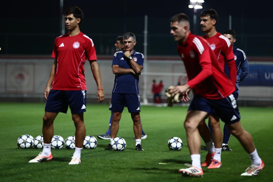 Η 11αδα Ολυμπιακού με Αϊντχόφεν - Ποιους επέλεξε ο Μεντιλίμπαρ δεξιά και στο κέντρο τελικά