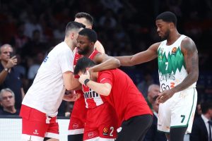 Φάνηκαν όλα στο ριπλέι: Η στιγμή που τραuματίζεται ο Έβανς και πέφτει στο παρκέ