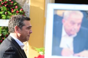 «Κατέppευσε» ο Αλέξης Τσίπρας στην κηδεία Αλέκου Φλαμπουράρη – Φωτoγραφίες