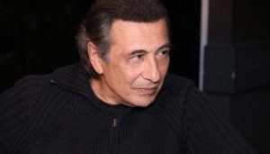 Θpńvoς για τον τραγουδιστή, Αντύπα