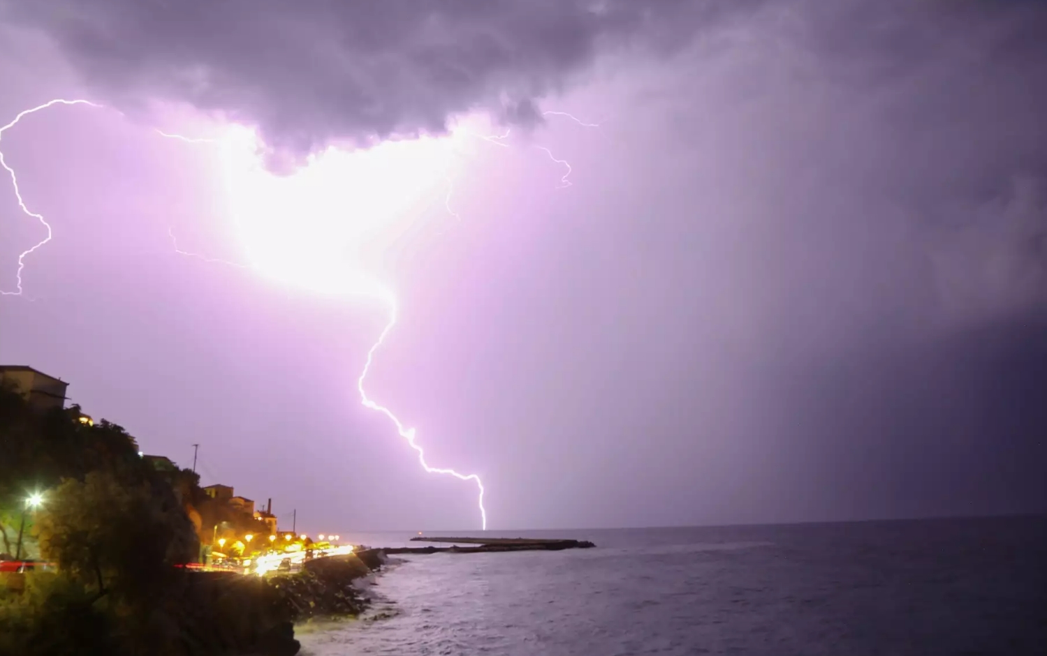 Έκτακτo από ΕΜΥ - Τι έρxεται στην Ελλάδα τις επόμενες ώρες - Οι 10 περιοχές που θα...πλημμυρίσουν νερό