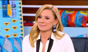 Αναλαμβάνει εκπομπή έκπληξη η Κατερίνα Καραβάτου – Ανακοινώνεται απόλυση κορυφαίου παρουσιαστή