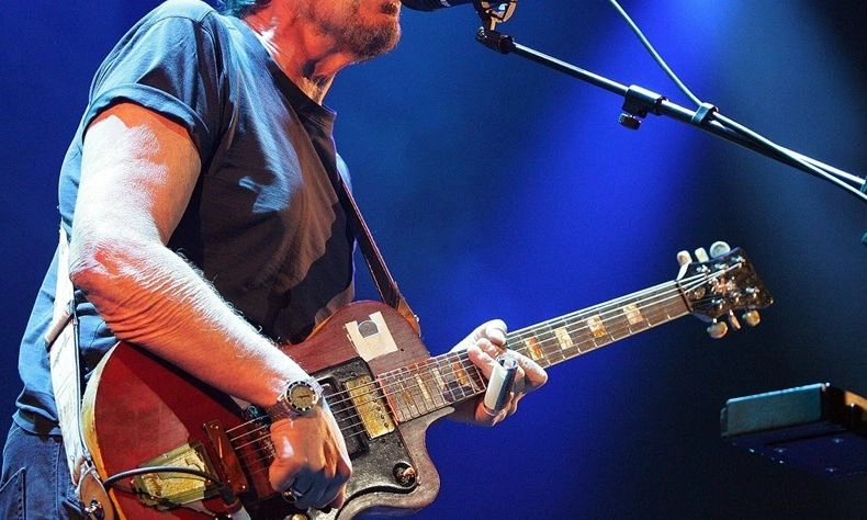 Δυστυxώς δεν τα κατάφερε, έφuγε από τη ζωή πασίγνωστος αγαπημένος τραγουδιστής – Η ανακοίνωση της οικογένειας