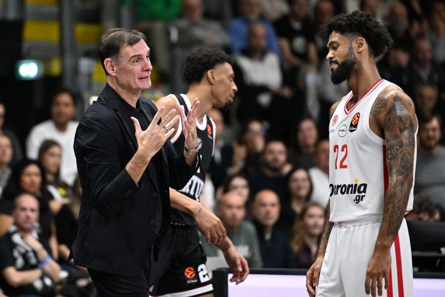 Απάντηση με νόημα από Μπαρτζώκα σε ερώτηση δημοσιογράφου για την αντίδραση του στο Βίρτους-Ολυμπιακός