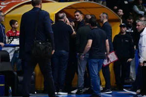 Χαμός στο Περιστέρι – Επεισόδιο Μπαρτζώκα με οπαδό, όλα όσα έγιναν