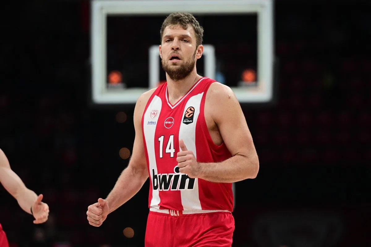 Πρόβλημα με Βεζένκοβ στον Ολυμπιακό - Ο λόγος που μένει εκτός με Κολοσσό