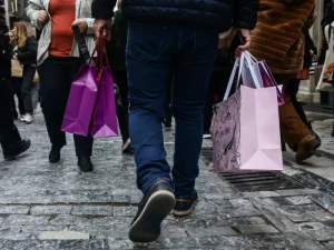 Παραμόνη Πρωτοχρονιάς: Έκτακτo για σούπερμαρκετ και καταστήματα, τι ώρα κλείνουν τελικά