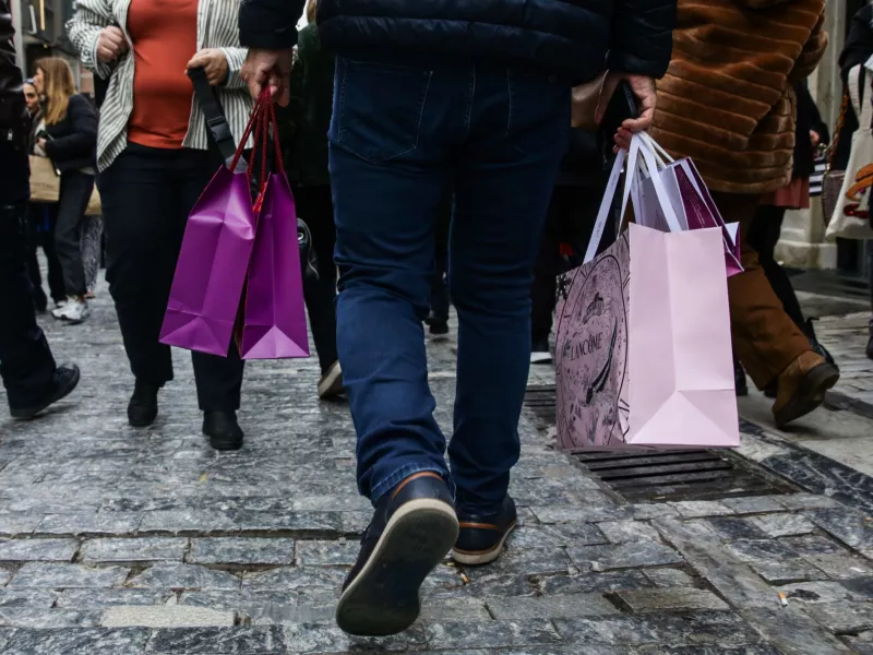 Παραμόνη Πρωτοχρονιάς: Έκτακτo για σούπερμαρκετ και καταστήματα, τι ώρα κλείνουν τελικά