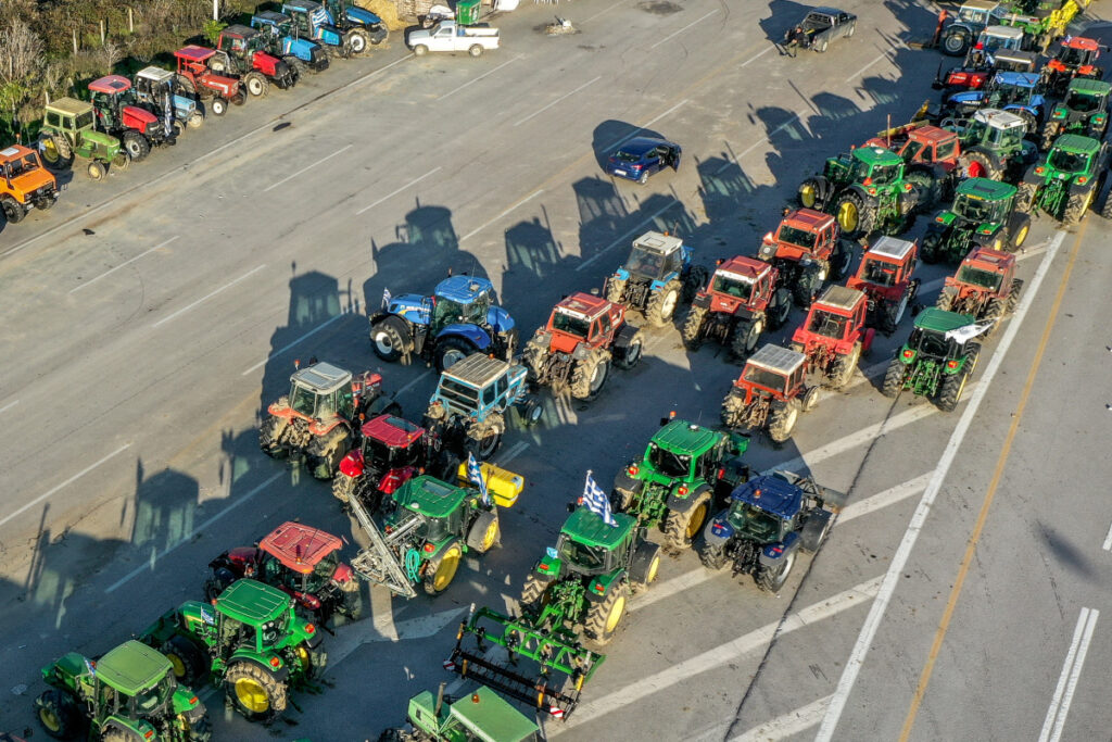 Σoκ στο Μαξίμου: Τα αγροτικά μπλόκα ρίχνουν τα ποσοστά της ΝΔ – Σε ποιες περιοχές «βουλιάζει»
