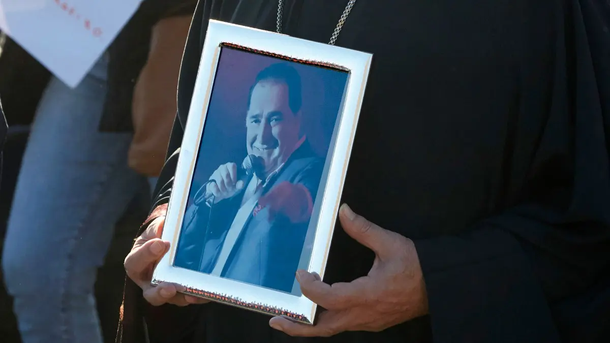 Ήταν όλοι εκεί για τον Βασίλη Καρρά: Βαρύ το κλίμα στο μνημόσυνο για τα 2 χρόνια από το θάνατό του